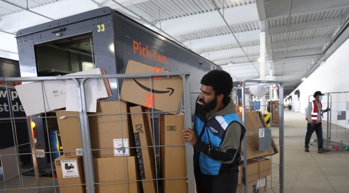 Amazon stock breaks below 2020 low for the first time, heads for worst year since dot-com bust amazon-stock-breaks-below-2020-low-for-the-first-time,-heads-for-worst-year-since-dot-com-bust