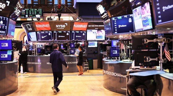 Stocks Finish Lower After Robust Economic Data stocks-finish-lower-after-robust-economic-data
