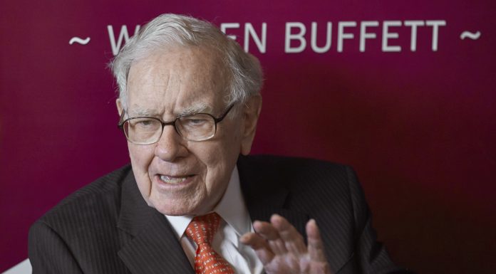 Warren Buffett breaks local politics vow to say not in my backyard to $306 million Omaha streetcar project warren-buffett-breaks-local-politics-vow-to-say-not-in-my-backyard-to-$306-million-omaha-streetcar-project