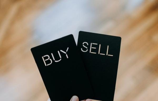 It’s Not Yet A Run, But Nervous Investors Are Beginning To Pull Money Out Of Commercial Real Estate it’s-not-yet-a-run,-but-nervous-investors-are-beginning-to-pull-money-out-of-commercial-real-estate