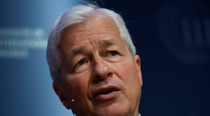 Jamie Dimon says remote work ‘doesn’t work’ for bosses, young workers, or ‘spontaneity’ jamie-dimon-says-remote-work-‘doesn’t-work’-for-bosses,-young-workers,-or-‘spontaneity’