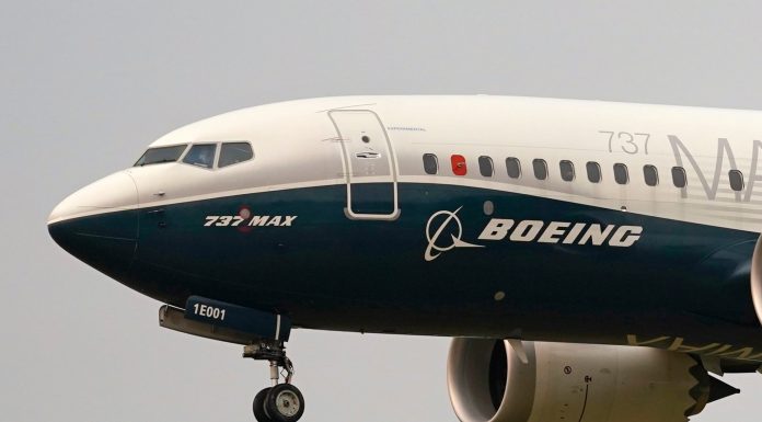Boeing cuts desk 2,000 jobs and outsources work boeing-cuts-desk-2,000-jobs-and-outsources-work
