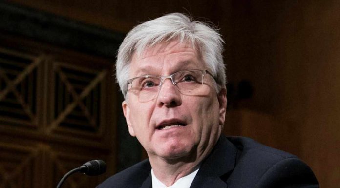 Fed Governor Warns Crypto Prices Could Fall to Zero — Says ‘Don’t Expect Taxpayers to Socialize Your Losses’ fed-governor-warns-crypto-prices-could-fall-to-zero-—-says-‘don’t-expect-taxpayers-to-socialize-your-losses’