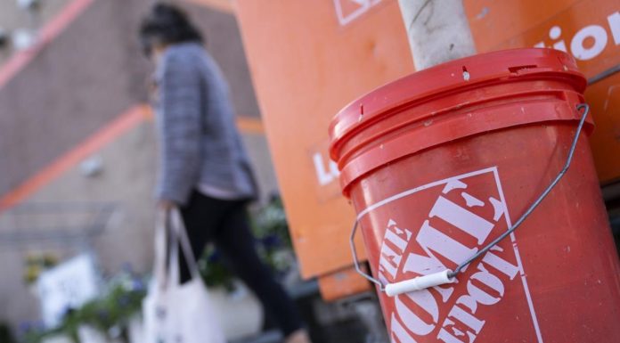 Home Depot Slumps on Forecast of Lower Profit as DIY Wanes home-depot-slumps-on-forecast-of-lower-profit-as-diy-wanes