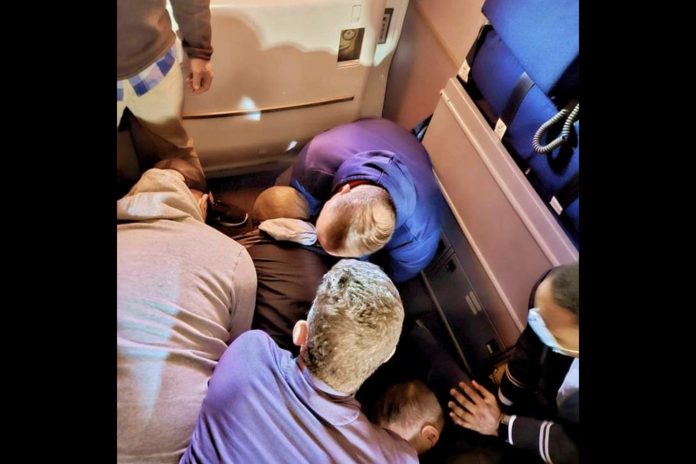 a-group-of-airplane-passengers-zip-tied-a-man-who-tried-to-stab-a-flight-attendant-with-a-broken-spoon:-‘total-teamwork’
