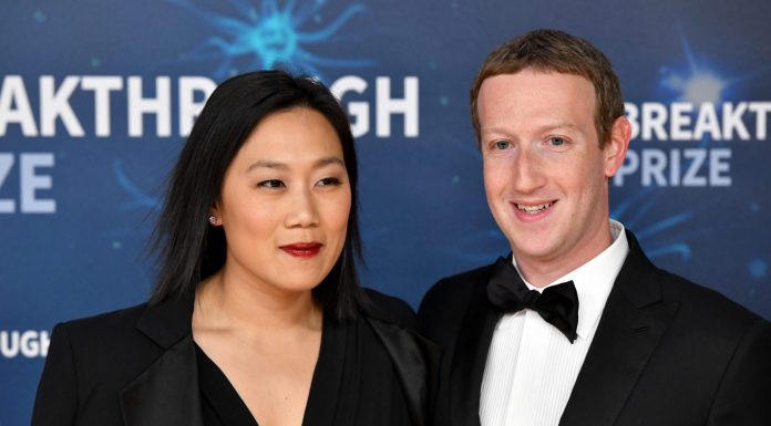 Mark Zuckerberg’s charity is giving $250 million to Chicago’s up and coming biotech sector after it beat out 36 other cities: ‘We competed and won’ mark-zuckerberg’s-charity-is-giving-$250-million-to-chicago’s-up-and-coming-biotech-sector-after-it-beat-out-36-other-cities:-‘we-competed-and-won’