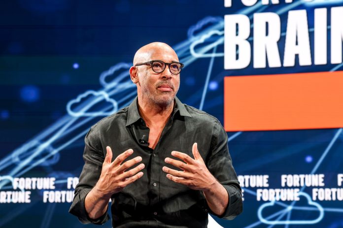 recording-academy-ceo-to-artists:-don’t-fear-ai.