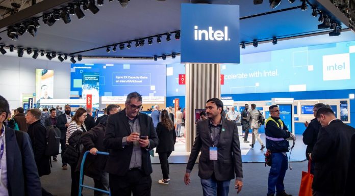 Intel Returns to Profit as PC Rebound Lifts Chip Demand intel-returns-to-profit-as-pc-rebound-lifts-chip-demand