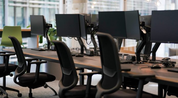 So few workers go into the office now that more than one-third of desks sit empty all week so-few-workers-go-into-the-office-now-that-more-than-one-third-of-desks-sit-empty-all-week
