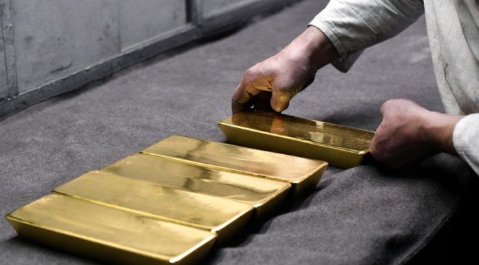 Gold dips to 7-month low on dollar strength, focus shifts to US data gold-dips-to-7-month-low-on-dollar-strength,-focus-shifts-to-us-data