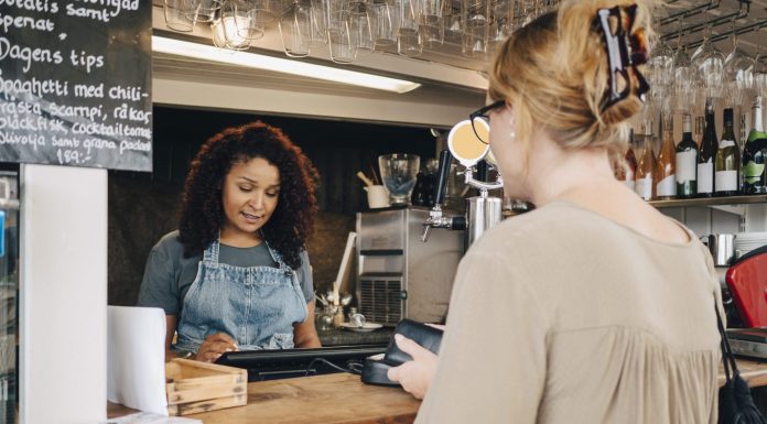 Americans say they have no idea how to tip anymore, and it’s leaving them confused and irritated americans-say-they-have-no-idea-how-to-tip-anymore,-and-it’s-leaving-them-confused-and-irritated
