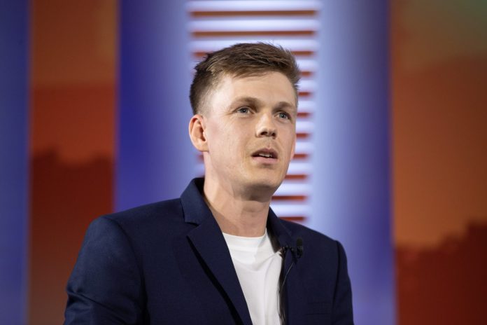 social-media-belongs-to-pro-creators-and-ai-influencers.-it’s-no-longer-‘for-our-high-school-friends-or-your-prom-date-from-7-years-ago,’-says-tech-investor