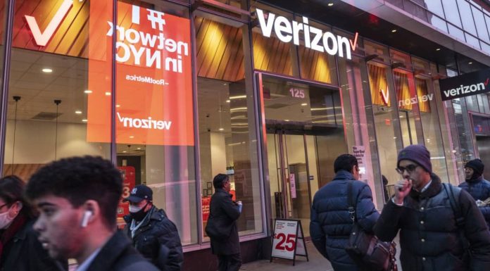 Verizon’s Dividend Yield Now Leads Dow as Walgreens Halves Payout verizon’s-dividend-yield-now-leads-dow-as-walgreens-halves-payout