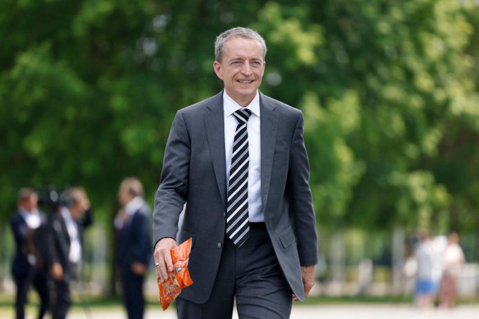 intel-ceo-on-stock-price-sell-off-after-earnings:-it’s-an-overreaction