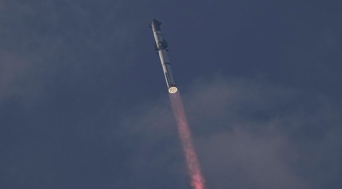 Elon Musk loses a SpaceX mega rocket descending to Earth after hourlong test flight elon-musk-loses-a-spacex-mega-rocket-descending-to-earth-after-hourlong-test-flight