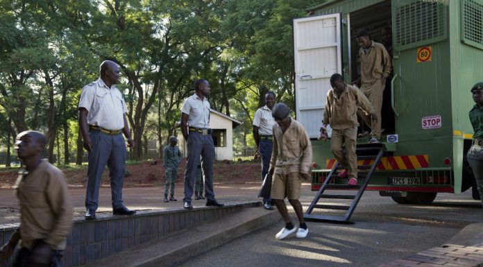 Zimbabwe authorities mix charm with force in an attempt to shore up the world’s newest currency zimbabwe-authorities-mix-charm-with-force-in-an-attempt-to-shore-up-the-world’s-newest-currency
