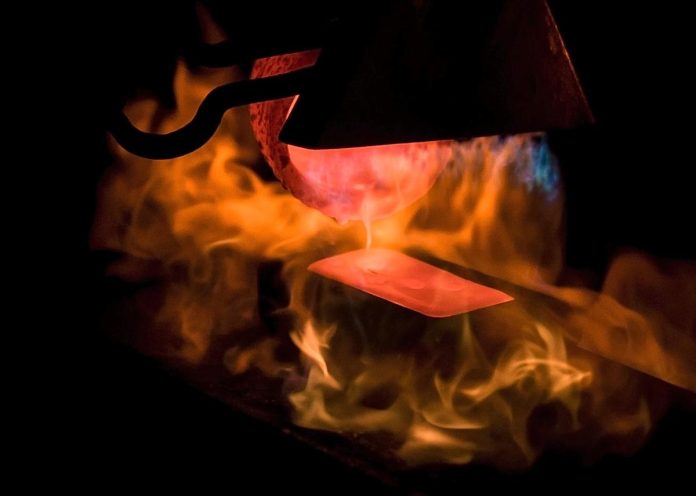 gold-holds-as-traders-weigh-inflation-warning,-middle-east-risks